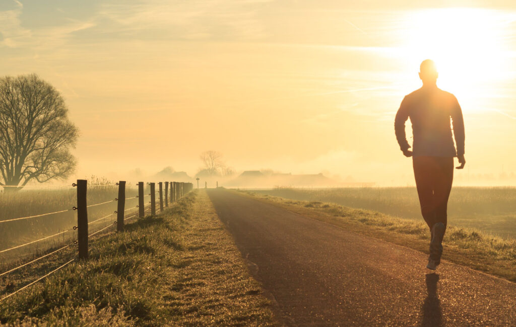 Hardloper in opkomende zon