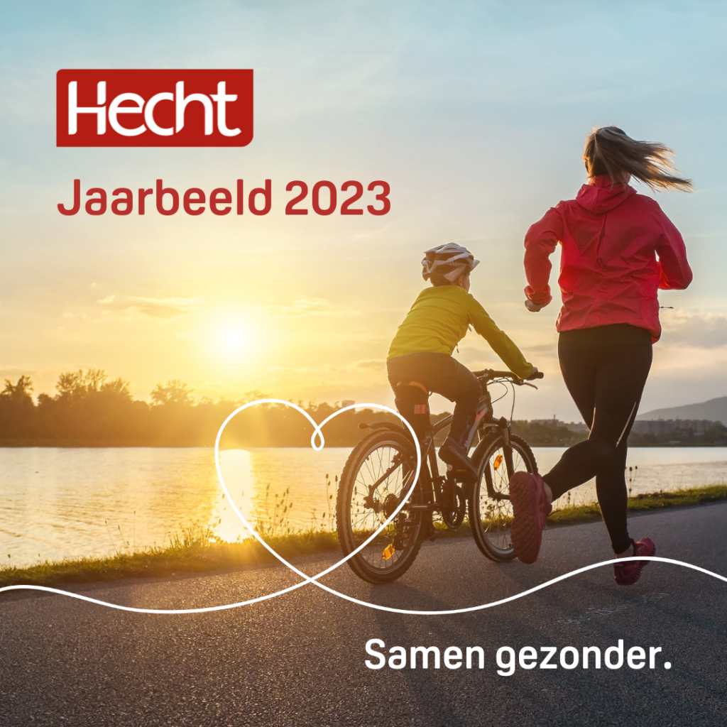 vrouw loopt hard langs het water bij een ondergaande zon. Een jongetje op een sportfiets rijdt naast haar.